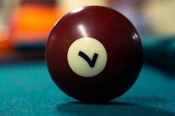 7 ball on pool table