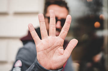 holding up five fingers