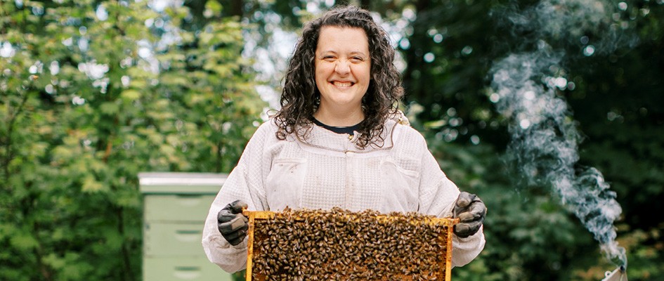 Amy-Beth Nolte with a honeycomb