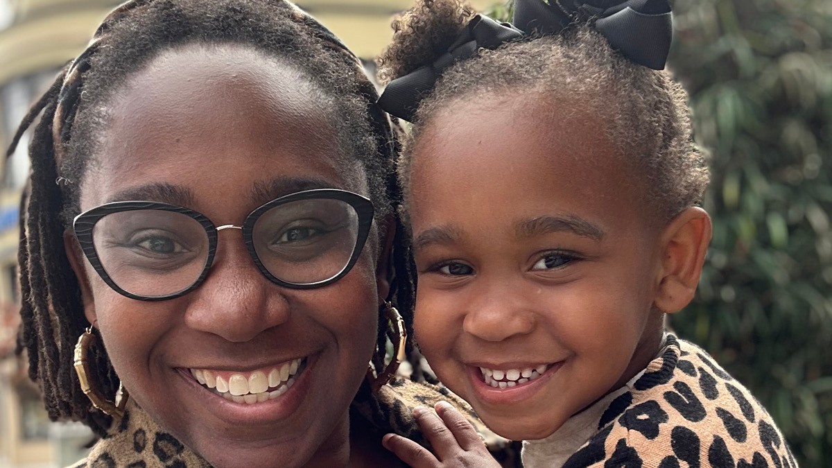 Janisa and her daughter Cali Ann pose in a selfie during their vacation.